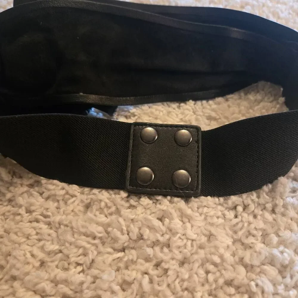 White House Black Market Black Leather Stretch Belt Flower Accent XS